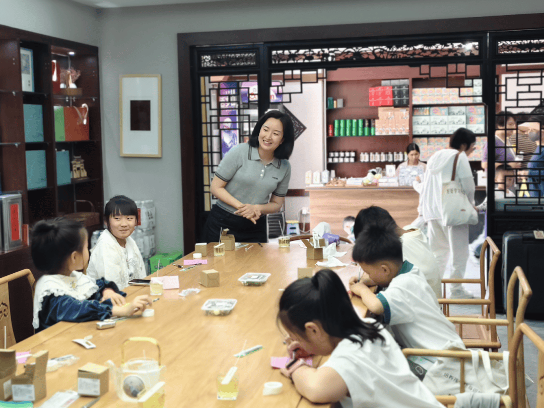 举办“以香传情·手作感恩”母亲节主题社教活动不朽情缘电子游戏以传统工艺致敬母爱—